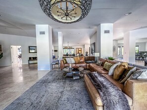 Smart-tv, pejs, dvd-afspiller, bøger