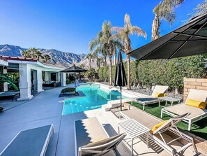 Alberca al aire libre y alberca climatizada