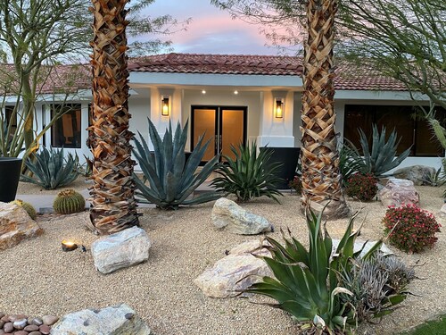 Luxury South Palm Springs 5-BR 4.5 Bath 4500sf Heated Pool 
Spa Near Golf Hiking