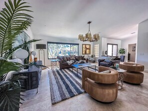 Smart TV, chimenea, reproductor de DVD y libros