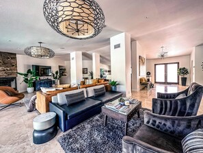 Smart TV, chimenea, reproductor de DVD y libros