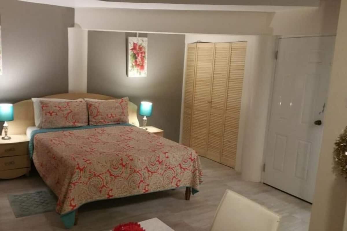 Beautiful Ground Floor Studio | 1 bedroom, individually decorated, individually furnished, desk