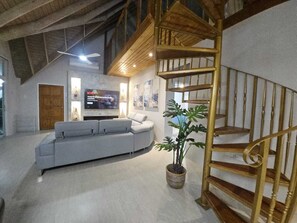 Ático de lujo | Zona de estar | Televisión de 37 pulgadas con canales digitales, Netflix