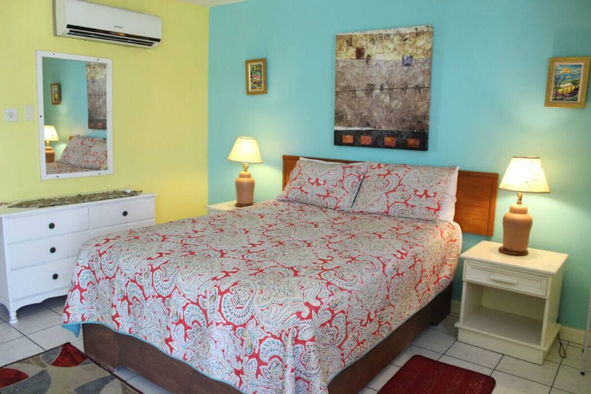 Cheerful Studio | Desk, iron/ironing board, WiFi (free), individually decorated