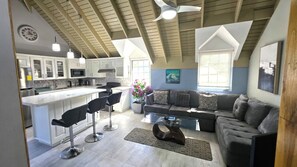 Departamento de lujo, varias camas, para no fumadores, vista a la playa | Área de sala de estar | Televisión de 37 pulgadas con canales digitales y Netflix