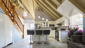 Luxury Apartment, Multiple Beds, Non Smoking, Beach View | 1 bedroom, individually decorated, individually furnished, desk