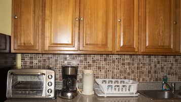 Fabulous 1 Bedroom Oceanview | 私人廚房 | 微波爐、鍋具/餐盤/廚房用品、紙巾、餐桌