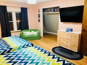 3 bedrooms, desk, iron/ironing board, travel crib