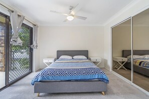 4 bedrooms, iron/ironing board, free WiFi - Directly opposite the beach access and a leisurely stroll to the club,... (Hat Head)