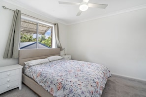 4 bedrooms, iron/ironing board, free WiFi