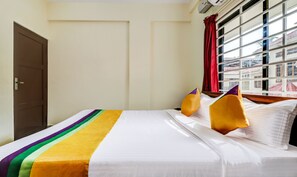 Quarto standard | Escrivaninha, ferros/tábuas de passar roupa, Wi-Fi de cortesia