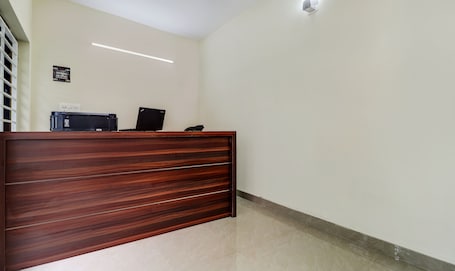 Recepción. Itsy Hotels Rain Tulsi Stayz, Palarivattom Junction