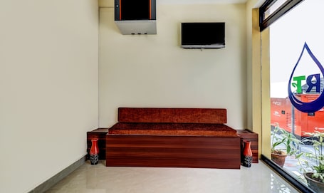 Sala de estar en el lobby. Itsy Hotels Rain Tulsi Stayz, Palarivattom Junction