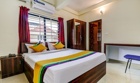 Escritorio, tabla de planchar con plancha, wifi gratis y ropa de cama . Itsy Hotels Rain Tulsi Stayz, Palarivattom Junction