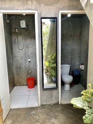 Nipa Hut Double Room, Fan Only | Bathroom