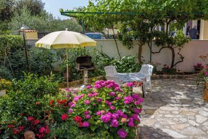 Outdoor dining - Holiday apartment with outdoor swimming pool and barbecue (Vodnjan)