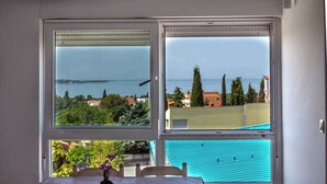 Ein Zimmer mit Meerblick und Pool.