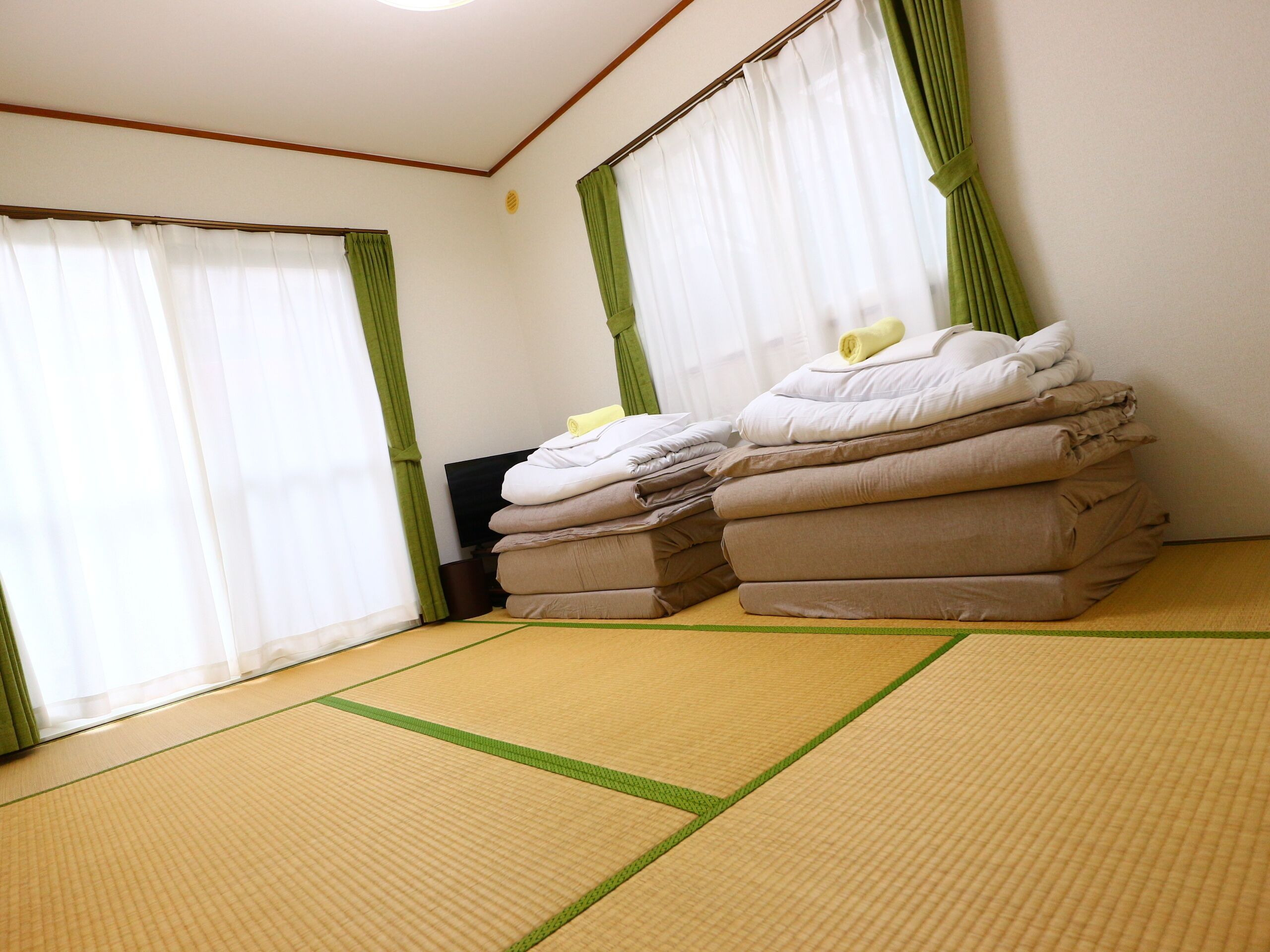 Soundproofing, free WiFi, bed sheets