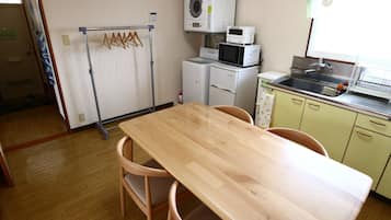 Deluxe Apartment (203) | 2 bedrooms, soundproofing, free WiFi, bed sheets