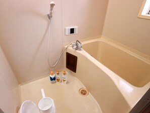 Apartamento Deluxe (203) | Baño | Artículos de higiene personal gratuitos, secador de pelo y zapatillas