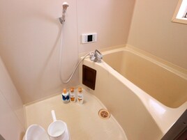Deluxe Apartment (203) | Bathroom | Free toiletries, hair dryer, slippers, bidet