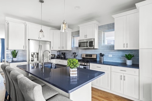 Stunning 6 BR Home * Chicago * Centrally Located