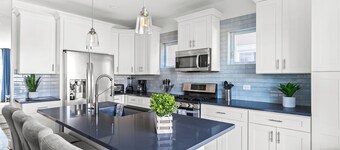 Stunning 6 BR Home * Chicago * Centrally Located