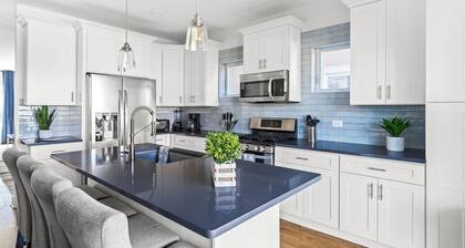 Stunning 6 BR Home * Chicago * Centrally Located