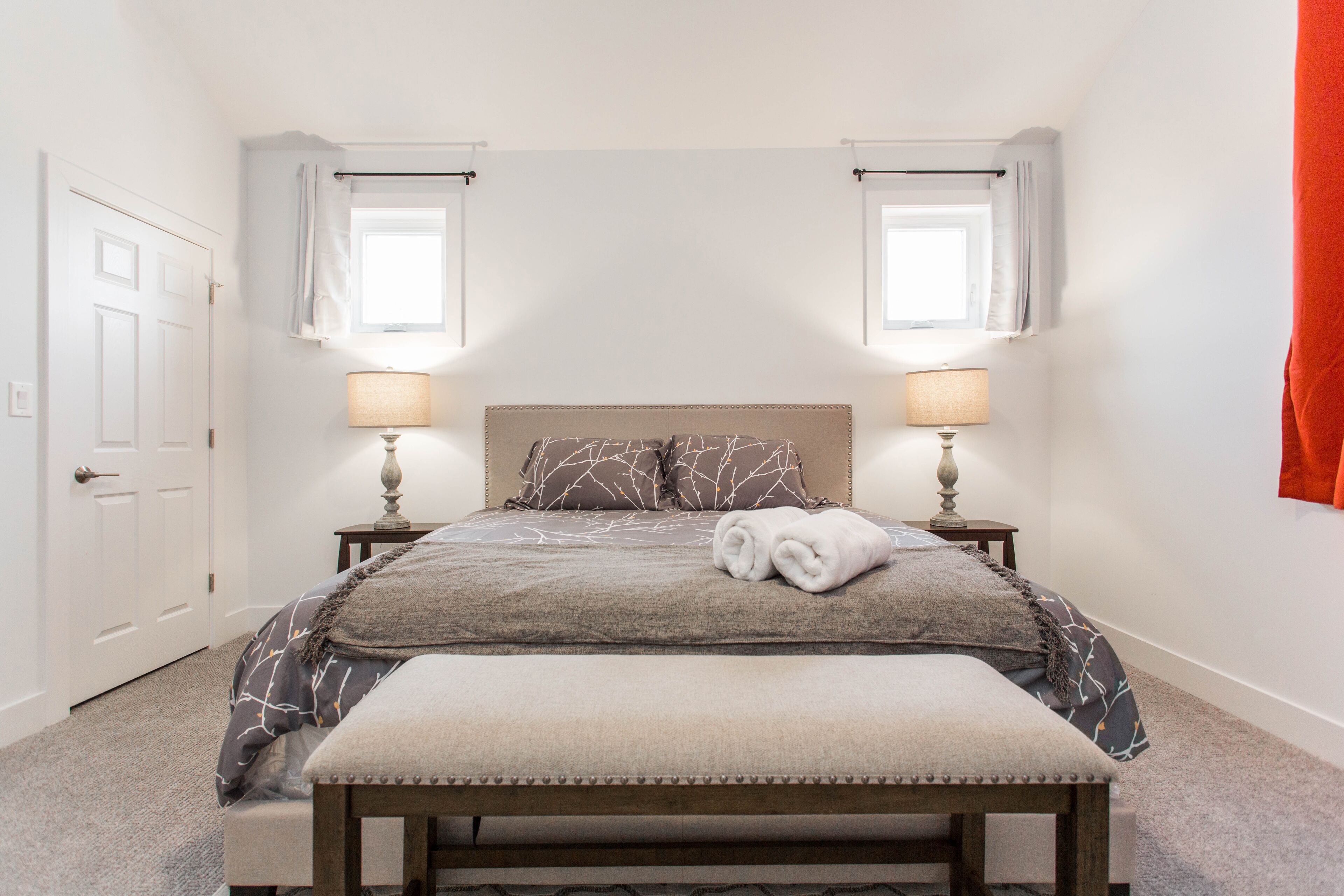 6 bedrooms, desk, iron/ironing board, travel crib