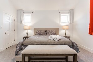 6 عدّة غرف نوم ومكتب ومكواة/لوح كي وسرير سفر