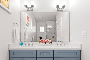 Hårføner, håndklær, såpe og sjampo