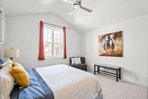 6 soverom, skrivebord, strykejern/-brett og reiseseng for barn