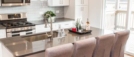 ثلاجة، ميكروويف، فرن، موقد طهي مسطح