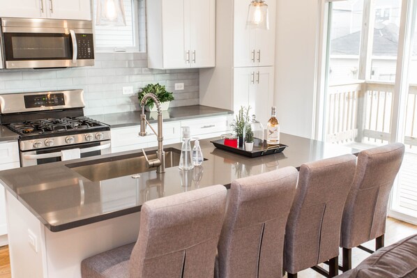 ثلاجة، ميكروويف، فرن، موقد طهي مسطح