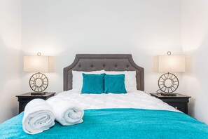 6 soverom, skrivebord, strykejern/-brett og reiseseng for barn