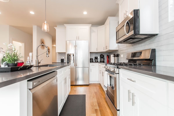 Een koelkast, een magnetron, een oven, een kookplaat