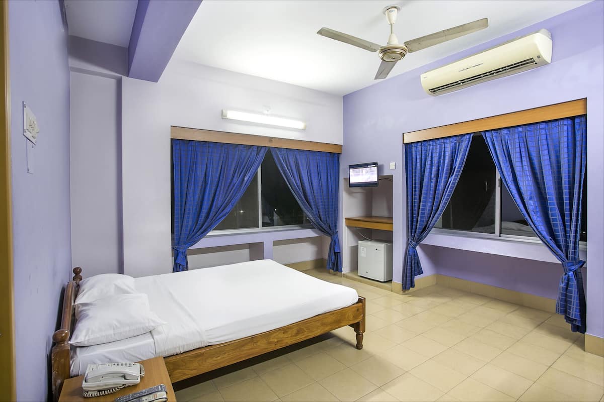 In-room safe, desk, laptop workspace, blackout drapes
