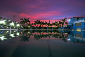 Outdoor pool - Hotel Naz Garden (Bogra)