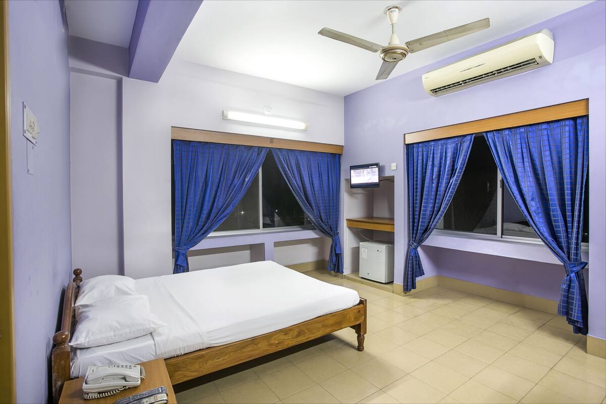 In-room safe, desk, laptop workspace, blackout drapes