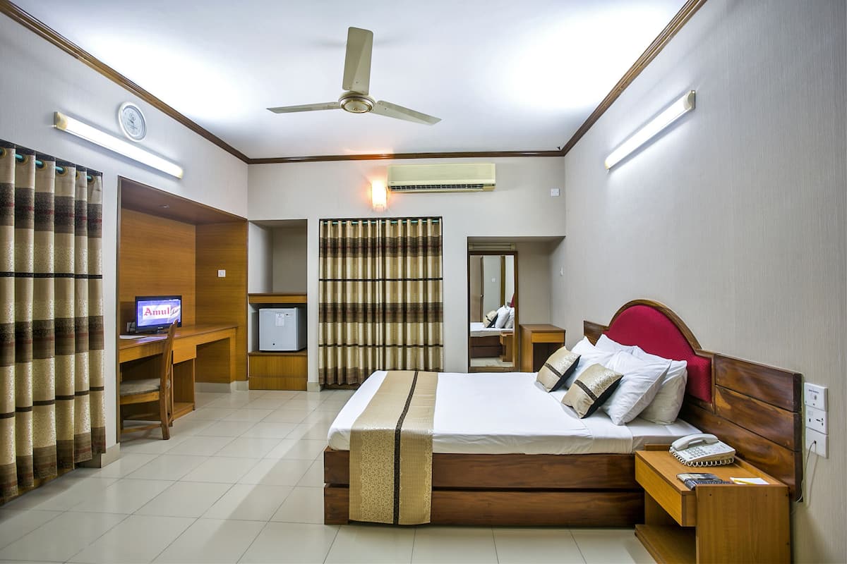 Deluxe Room | In-room safe, desk, laptop workspace, blackout drapes
