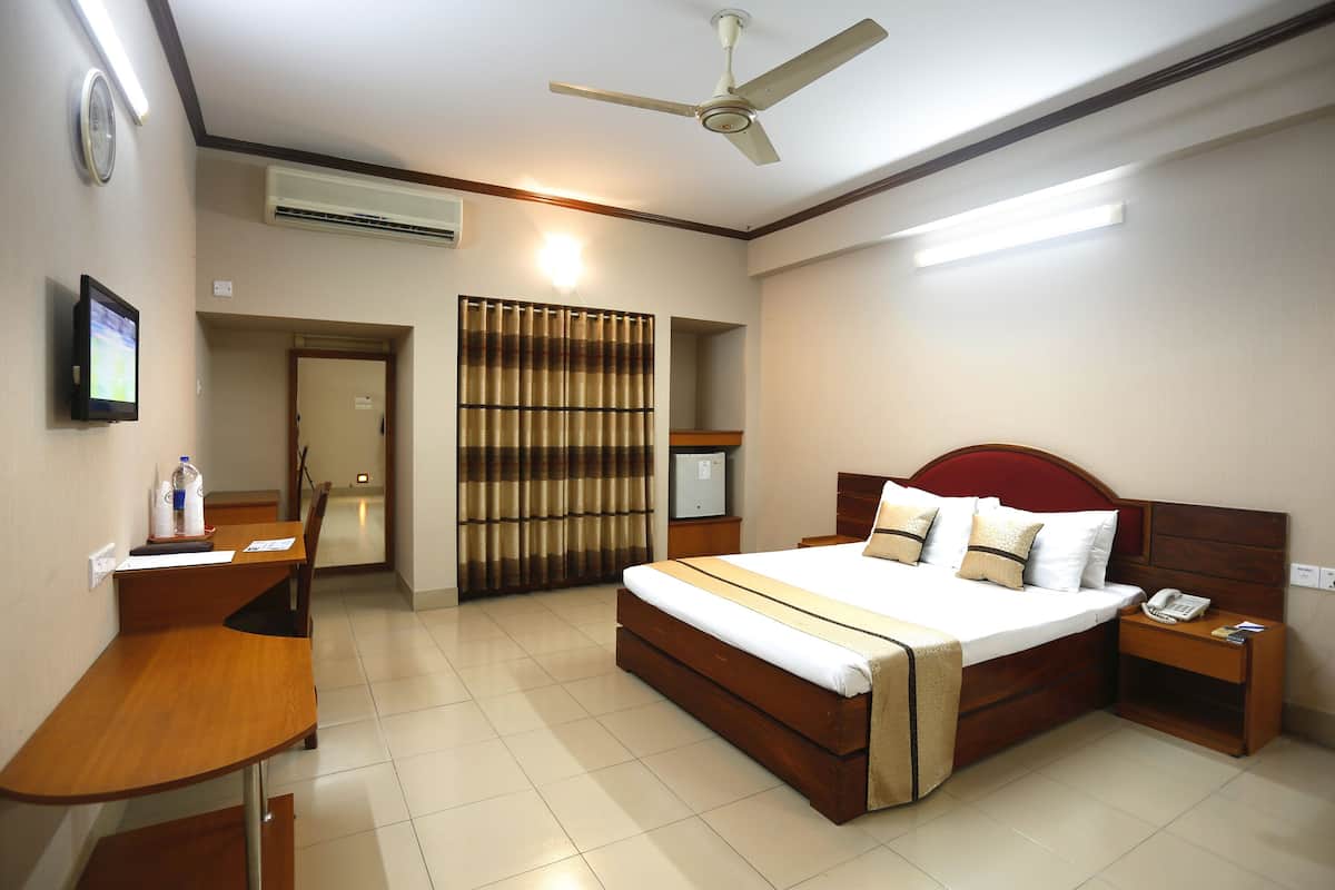 In-room safe, desk, laptop workspace, blackout drapes