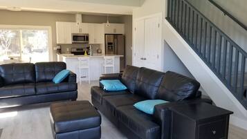 Een smart-tv, een open haard, videogames en een dvd-speler