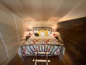 2 bedrooms, in-room safe, WiFi, bed sheets - Luxury Glamping Tent on 400 acres! (Dover)