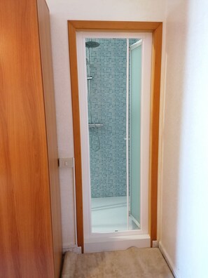 Douche, sèche-cheveux, bidet, serviettes fournies