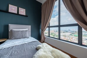 Deluxe Room | Desk, iron/ironing board, bed sheets