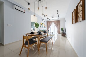 Deluxe-Zimmer | Essbereich im Zimmer