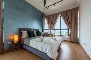 Deluxe-Zimmer | Schreibtisch, Bügeleisen/Bügelbrett, Bettwäsche