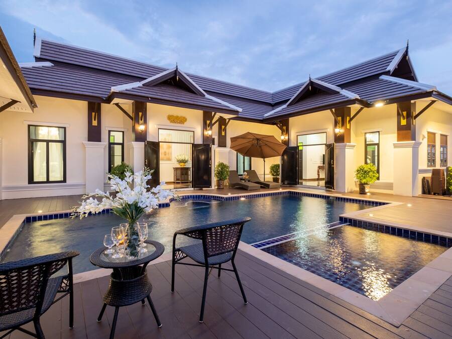 Una piscina al aire libre, sombrillas, tumbonas