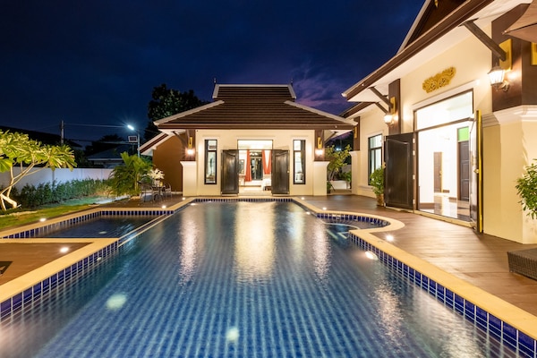 Piscina externa, guarda-sóis, espreguiçadeiras