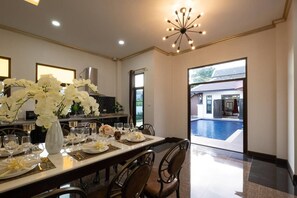 Grand réfrigérateur, micro-ondes, four, plaque de cuisson